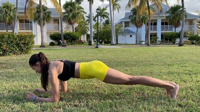 Plank workout by Juli Kruchkova / stay fit on vacation смотреть онлайн