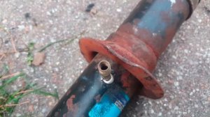 Накачка амортизатора. Сверлим, ставим сосок. Pumping car shock absorber.