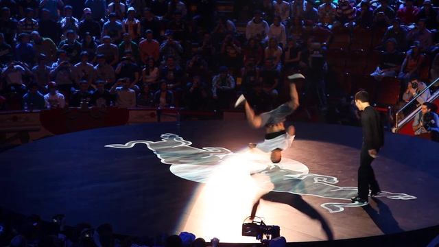 Red Bull BC One 26.11.2011 Moscow (Flying Buddha vs. Neguin) смотреть онлайн