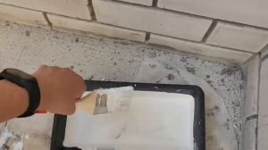 Покрасила балкон в белый цвет. Избавляемся от скучных новостройковских кирпичей.