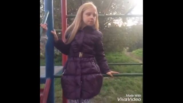 ТУПЫЕ подруги ГУЛЯЮТ на ДЕТСКОЙ площадке! смотреть онлайн