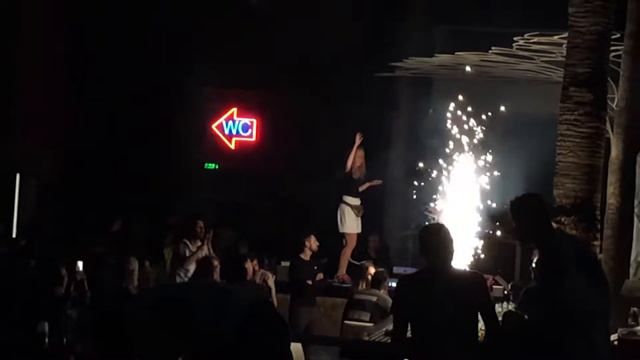 Телка на барной стойке смотреть онлайн