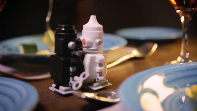 Salt and Pepper Wind Up Robots - Fiesty Little Robots! смотреть онлайн
