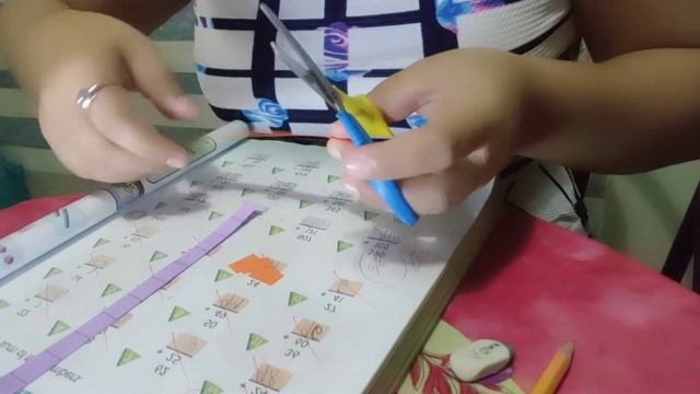 Cleaning and recycling old books for kid | Ria's Channel смотреть онлайн