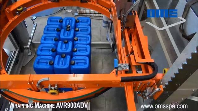 Упаковка тары в стретч пленку логотипом на машине OMS AVR900 смотреть онлайн