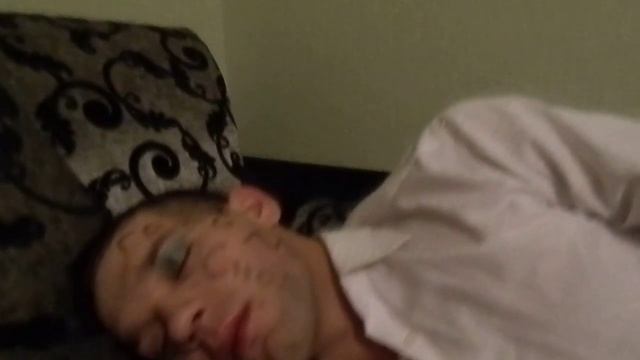 Прикол над спящим другом. спящий Алеша смотреть онлайн