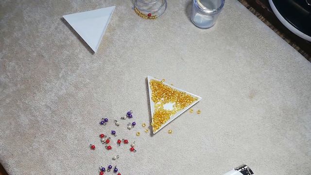 Ёлочные игрушки из бисера и проволоки в виде ёлочек идея новогоднего декора