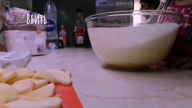 Вкуснейшая пышная с яблоками на кефире шарлотка по бабушкиному рецепту смотреть онлайн