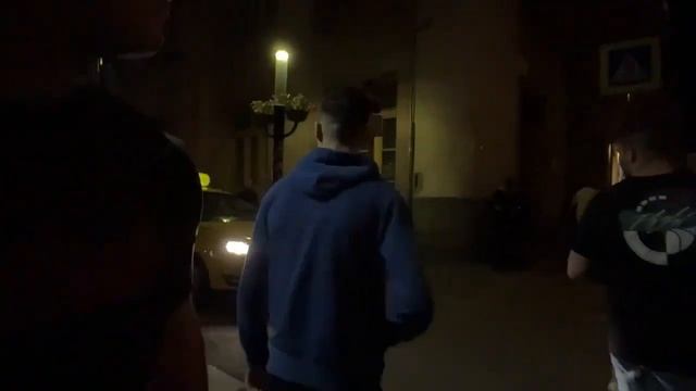 Le ofrecen Droga al MOMO en Budapest #momo #twitch смотреть онлайн