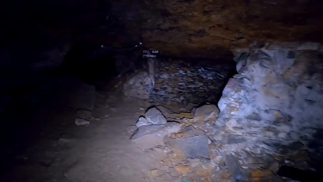 Я БЫЛ в ШОКЕ КОГДА ЭТО УВИДЕЛ | ЖУТКАЯ НОЧЬ в ЗАБРОШЕННЫХ КАТАКОМБАХ смотреть онлайн