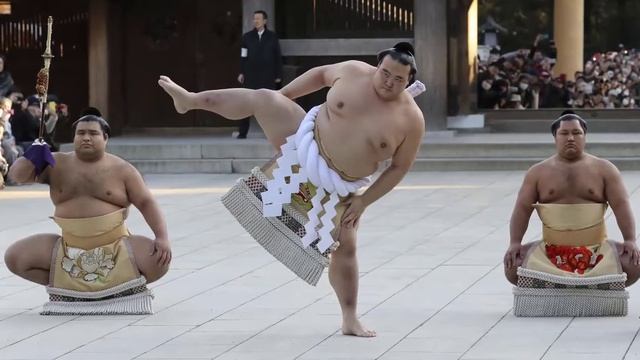 Зачем борцы сумо доводят младенцев до слез? смотреть онлайн