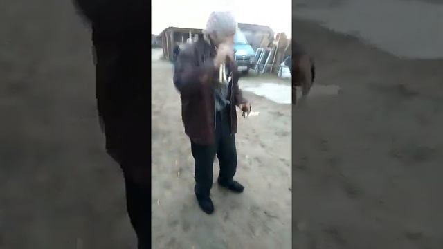 Алкаш курит газету. смотреть онлайн