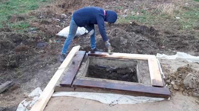 Продолжаем строить!!!! Продолжаем вольер. Туалет. Выравниваем участок.