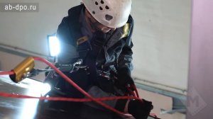 Занятие №51. Вывешивание с края скатной крыши без сидушки.