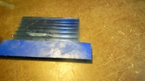 Мастерская. Склеиваем ленту ПВХ и кусок сотового поликарбоната.