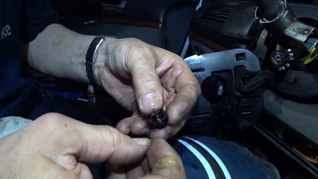 Демонтаж и ремонт контактов замка зажигания на Citroen C8 смотреть онлайн