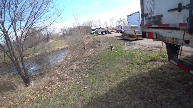 ДальнобойUSA/Начал ремонт прицепа/Установка решетки на Вольво...Система Haloview... смотреть онлайн