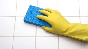 Как устранить желтые пятна на потолке | Убираем последствия затопления потолка своими руками