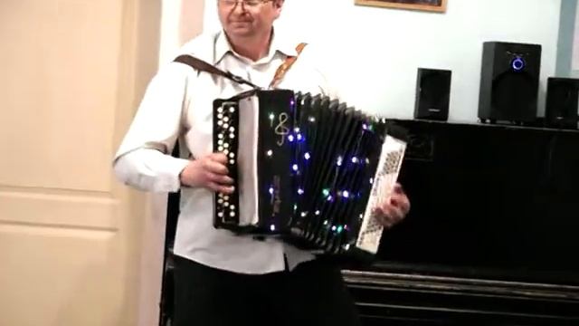 Е. ДЕРБЕНКО. ПРАЗДНИК ИГРАЕТ МАМЕЕВ СЕРГЕЙ смотреть онлайн
