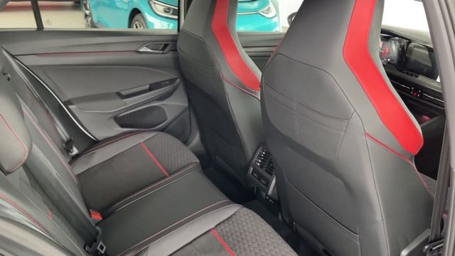 Volkswagen GOLF 8 GTI CLUBSPORT 2022 - new DIGITAL cockpit views & AMBIENT lights (interior TOUR) смотреть онлайн