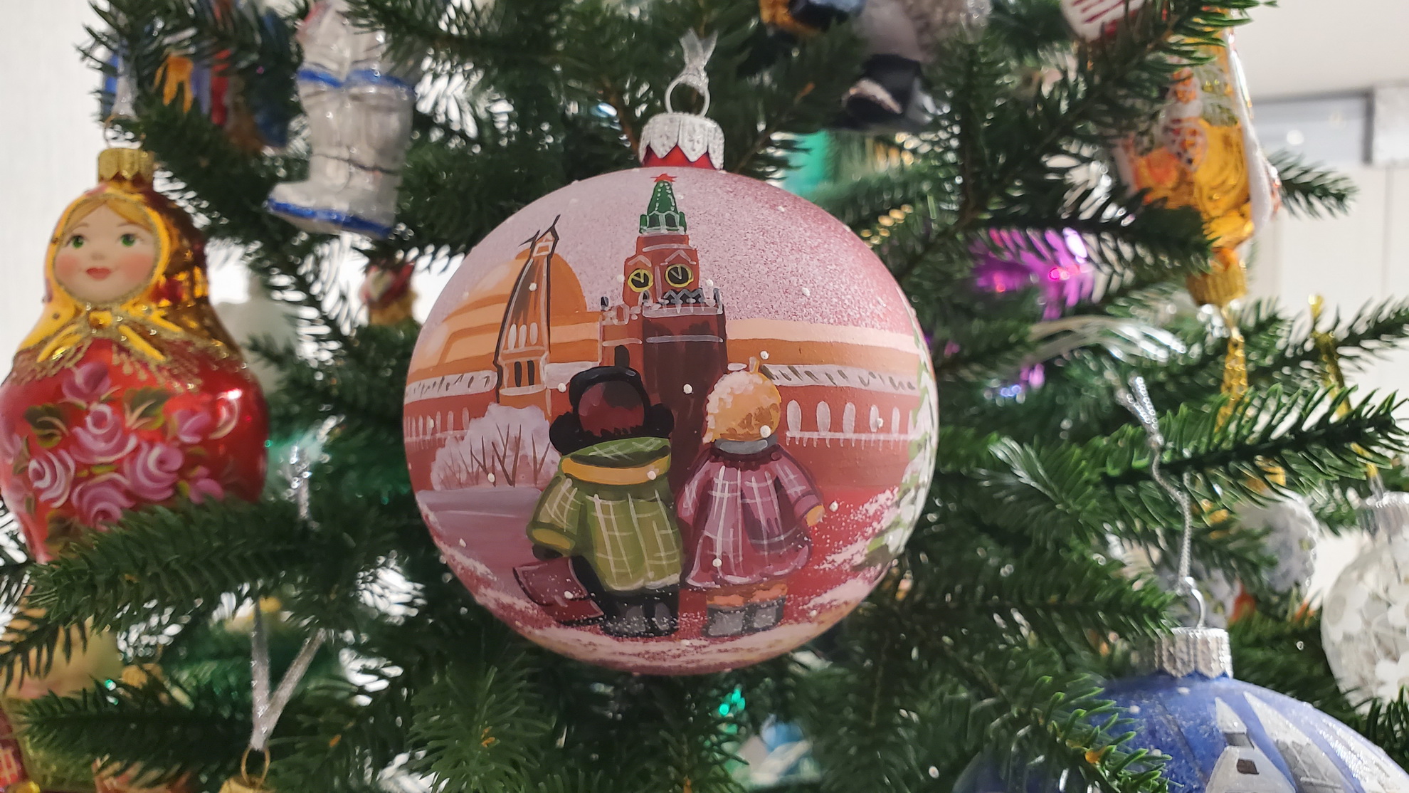 Елочная игрушка шар Дети у Кремля Производство ARTbyBDV смотреть онлайн