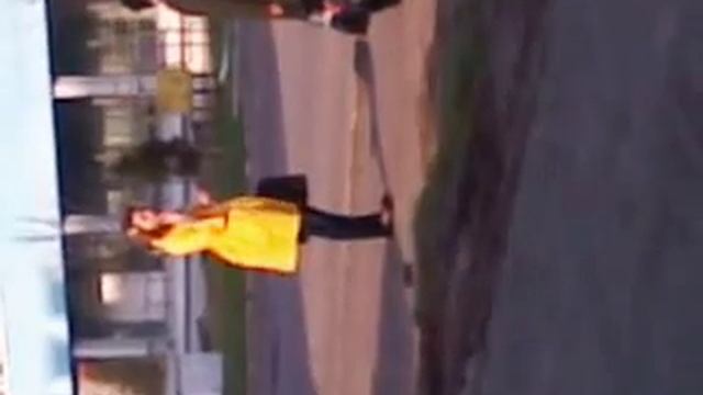 желтая куртка на ветру.MP4 смотреть онлайн