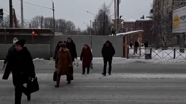 Люди идут на зелёный свет светофора