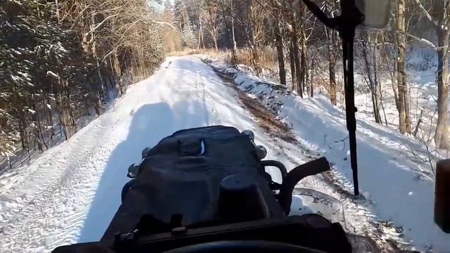 Трактор, дорога, лес, достопримечательность. смотреть онлайн