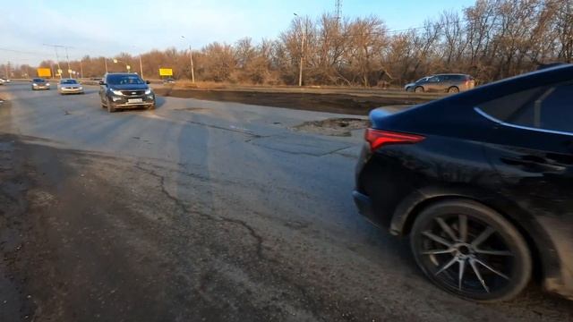 Гигантские ямы на въезде в Самару стали шире и глубже смотреть онлайн