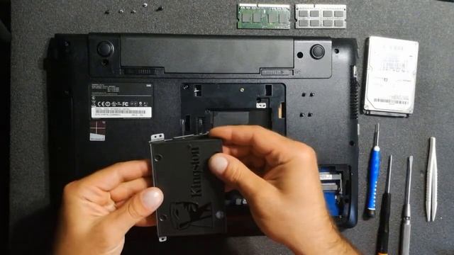 Samsung NP300E5C замена жесткого диска и оперативной памяти. ПОШАГОВАЯ ВИДЕО ИНСТРУКЦИЯ. смотреть онлайн