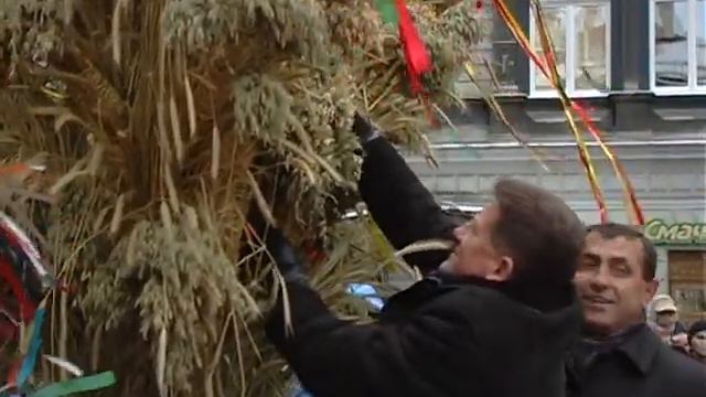У Львові на Святвечір встановили Дідух смотреть онлайн