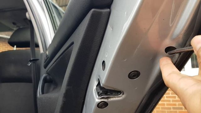 HOW TO REMOVE VW GOLF MK4 REAR DOOR HANDLE смотреть онлайн