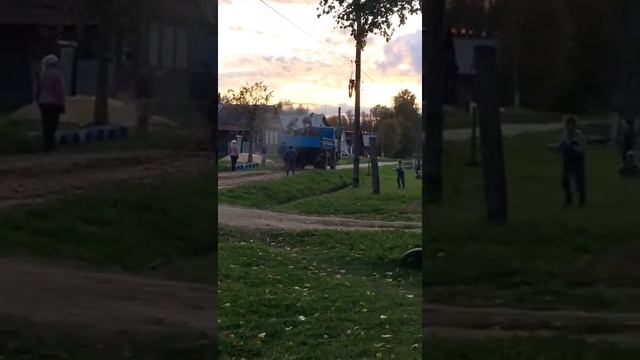 Жители деревни Уланиха делают дорогу себе сами. смотреть онлайн