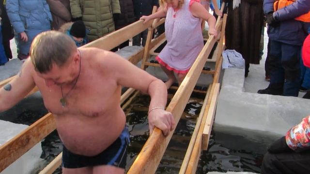 Женщины и дети бесстрашно купаются в ледяной воде в Бердске смотреть онлайн