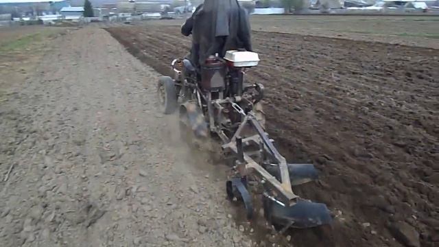Мотоблок Агро мини трактор. с двухкорпусным плугом. смотреть онлайн
