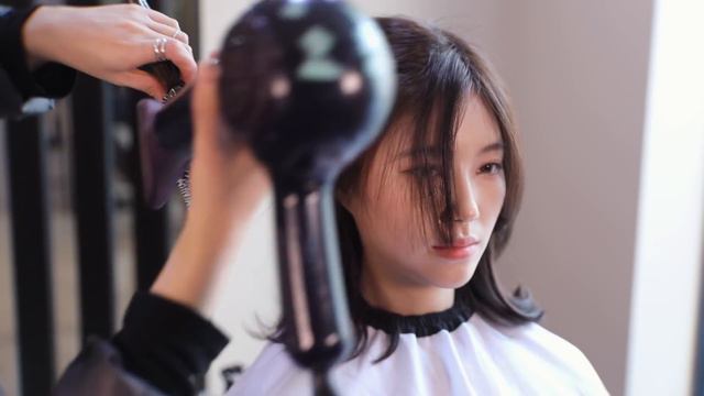 [CC] 손쉽게 사이드뱅 자르기 / 옆모습이 너무 예쁜 로우번 스타일링 смотреть онлайн