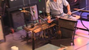 Стеклодув. Процесс изготовления вазы.