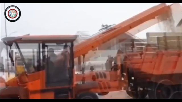 Снег летит во все стороны от таких машин/Snow flies in all directions from such cars смотреть онлайн