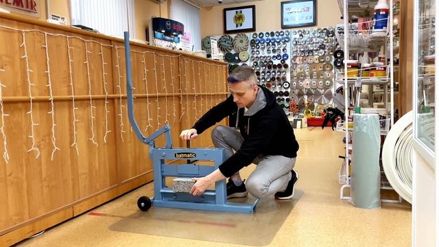 Как расколоть камень с помощью гильотины BATMATIC. Технология резки камня смотреть онлайн