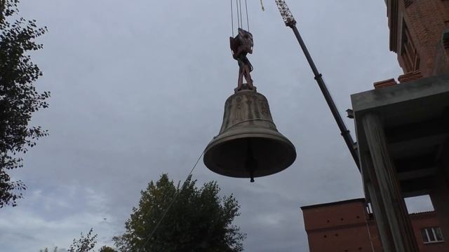 Подъём колокола-благовеста на колокольню смотреть онлайн
