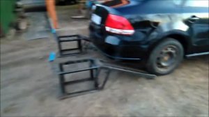 Самодельная эстакада для удобного ремонта автомобилей дома.