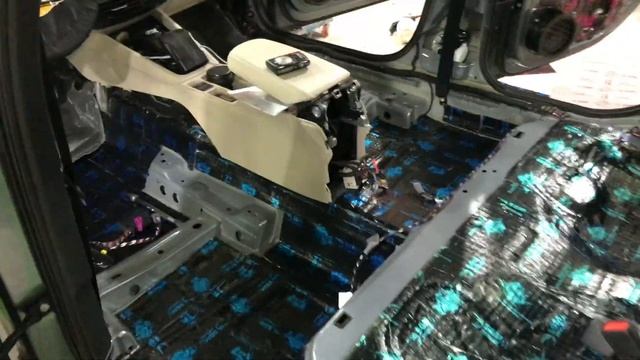 Skoda Octavia, устранили (снизили) шум в салоне, используя облегченные, эффективные материалы SGM. смотреть онлайн