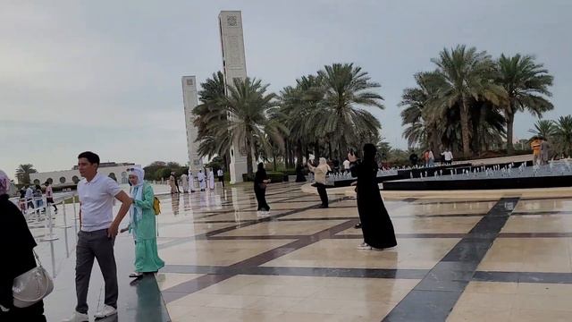 Площадь перед центральным входом в БЕЛУЮ МЕЧЕТЬ в Абу-Даби. 24.04.2023 смотреть онлайн