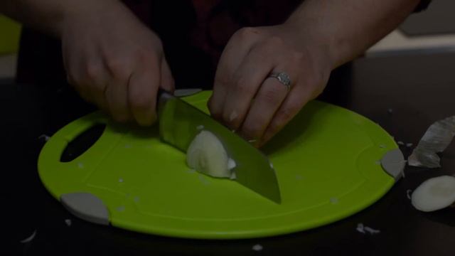 Как нарезать лук полукольцами? Как нарезать лук кольцами? Нарезка лука полукольцами без слёз урок смотреть онлайн