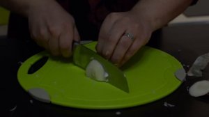 Как нарезать лук полукольцами? Как нарезать лук кольцами? Нарезка лука полукольцами без слёз урок