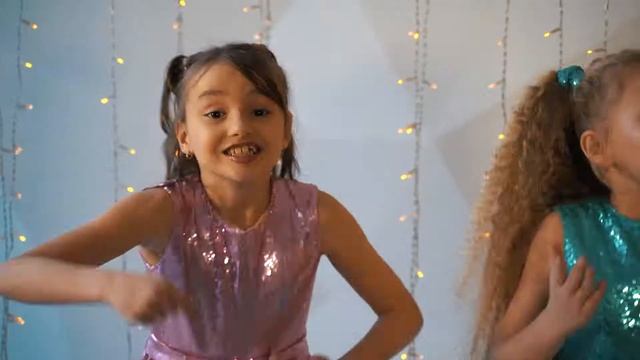 Новогодняя песня в исполнении юных участников вокальной студии "Bravo". ДК Нефтяник. смотреть онлайн