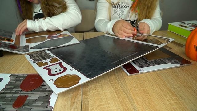 Полина и Николь собирают Замок Монстров и читают историю о нем /Happy Halloween смотреть онлайн