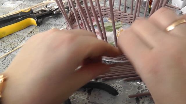 Ажурная корзина с картонным дном. Плетение из газет смотреть онлайн