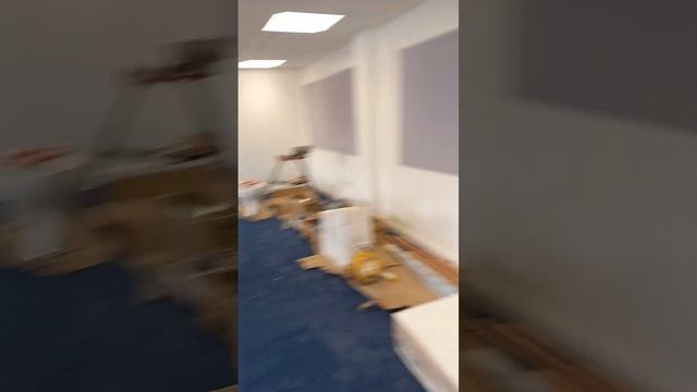 Приехали люди которые будут мыть окна в школе