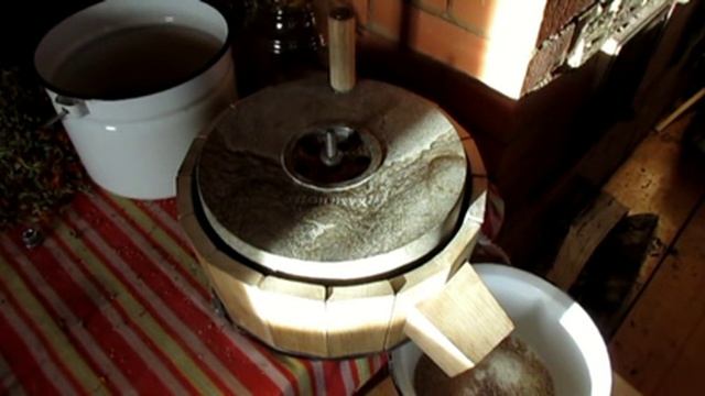 Ручная мельница на каменных жерновах. Общие сведения \ Hand mill in the mill stone. Overview смотреть онлайн